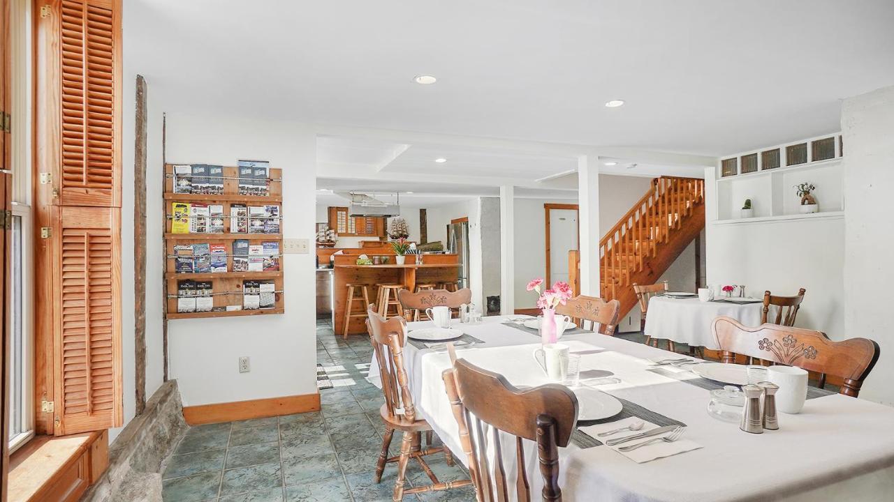 Sail Inn Lunenburg Exterior photo